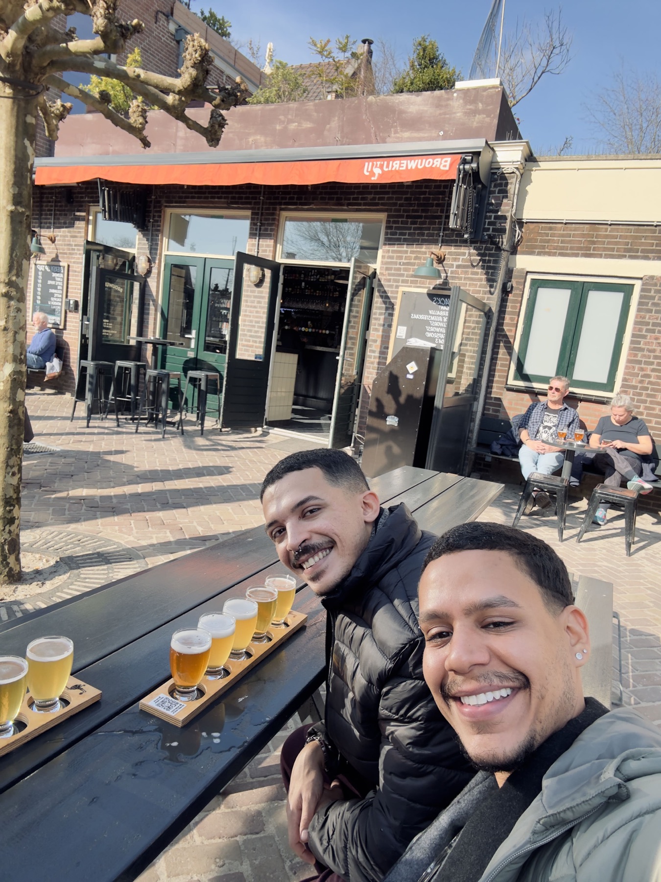 Marcus e Marcus durante uma viagem pela Europa