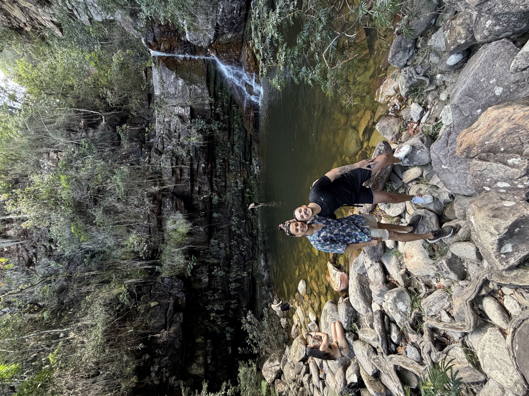 Marcus e Marcus em uma cachoeira no Brasil, antes da mudança