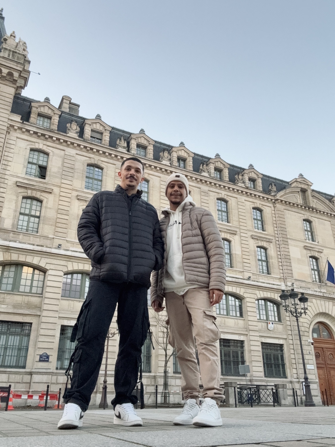 Marcus e Marcus em uma rua no Brasil, antes da mudança