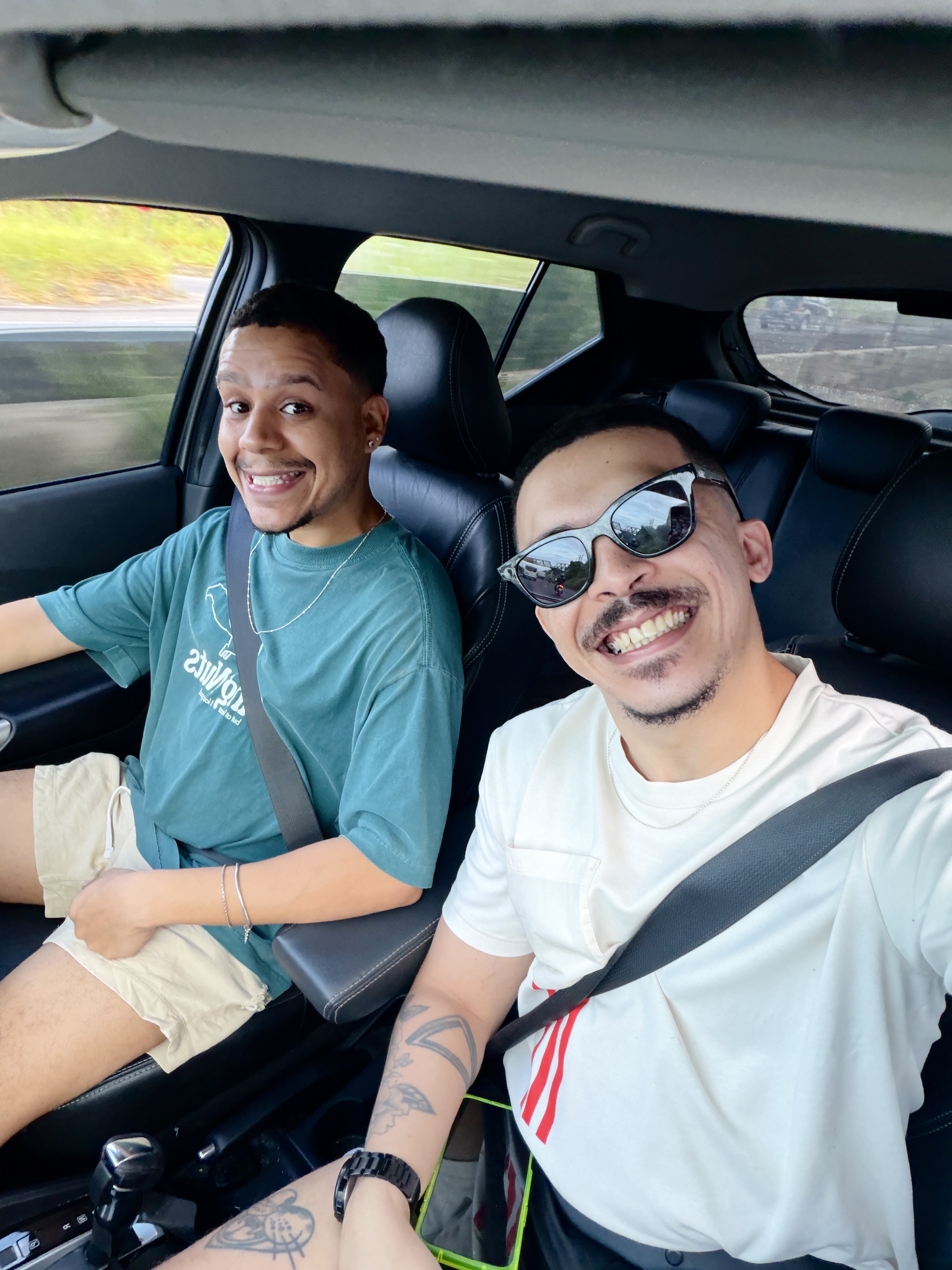 Marcus e Marcus rindo dentro do carro, durante uma viagem
