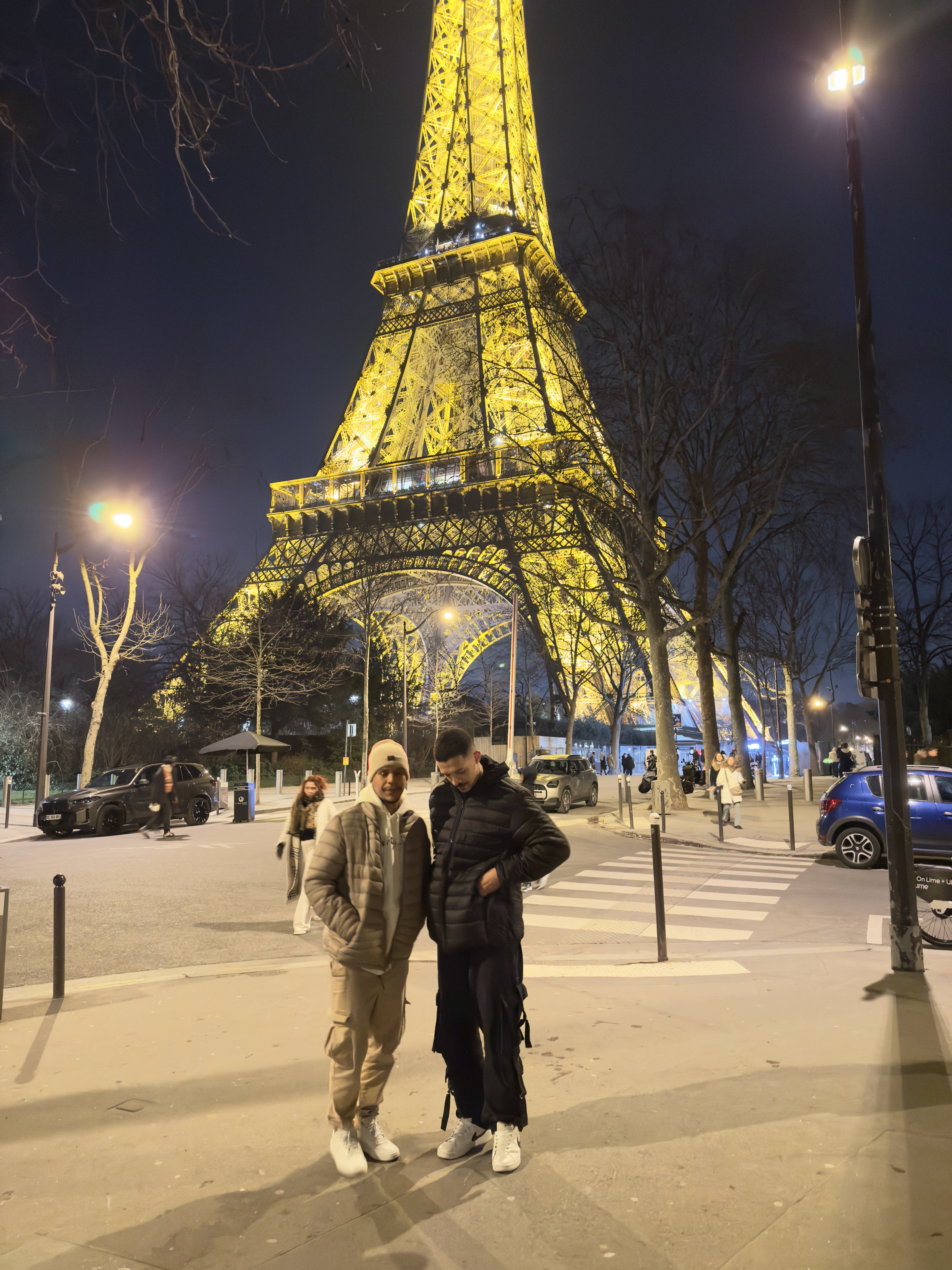 Marcus e Marcus durante uma viagem pela Europa, à noite