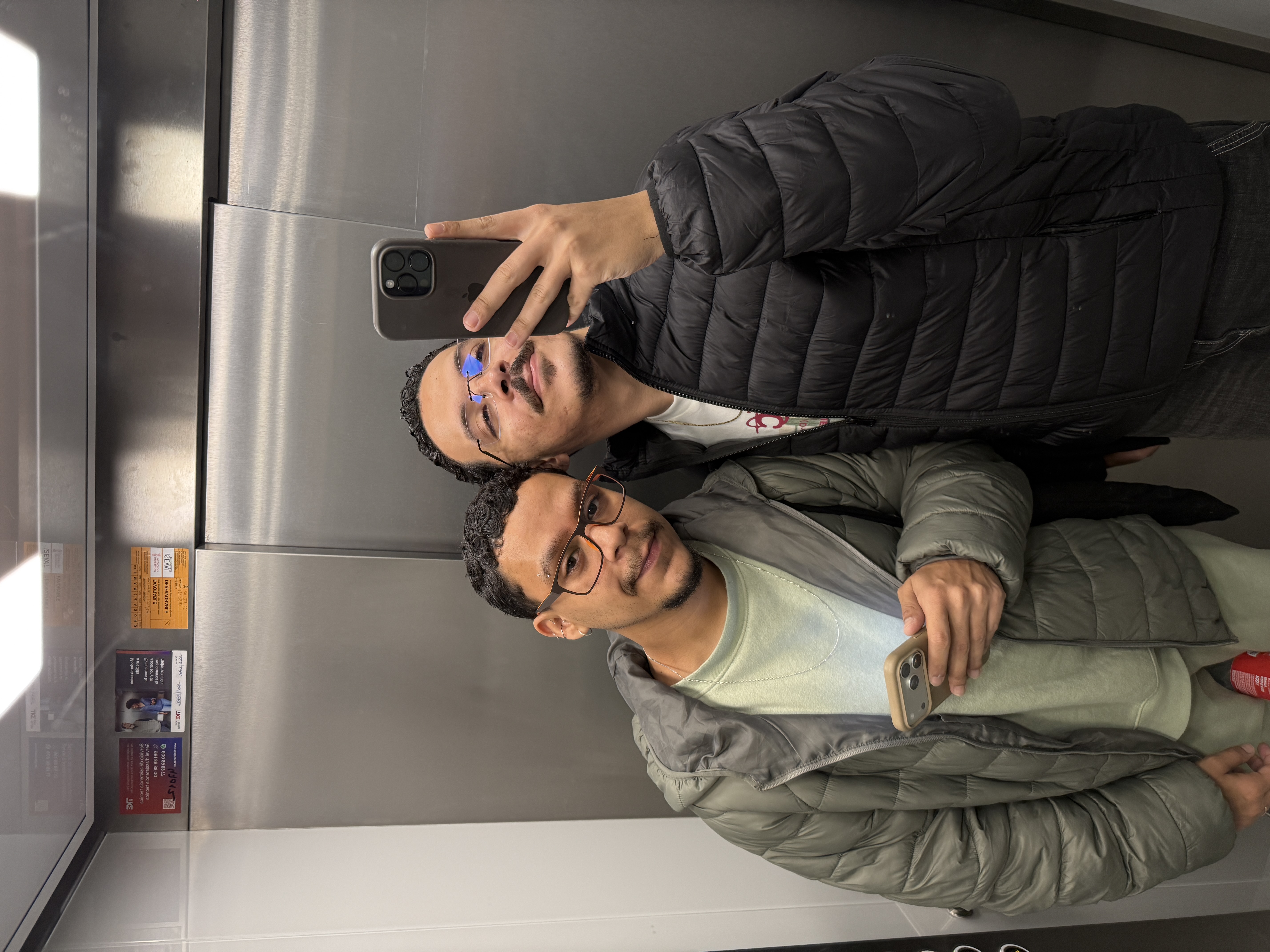 Marcus e Marcus em uma selfie no espelho do elevador do prédio onde moram