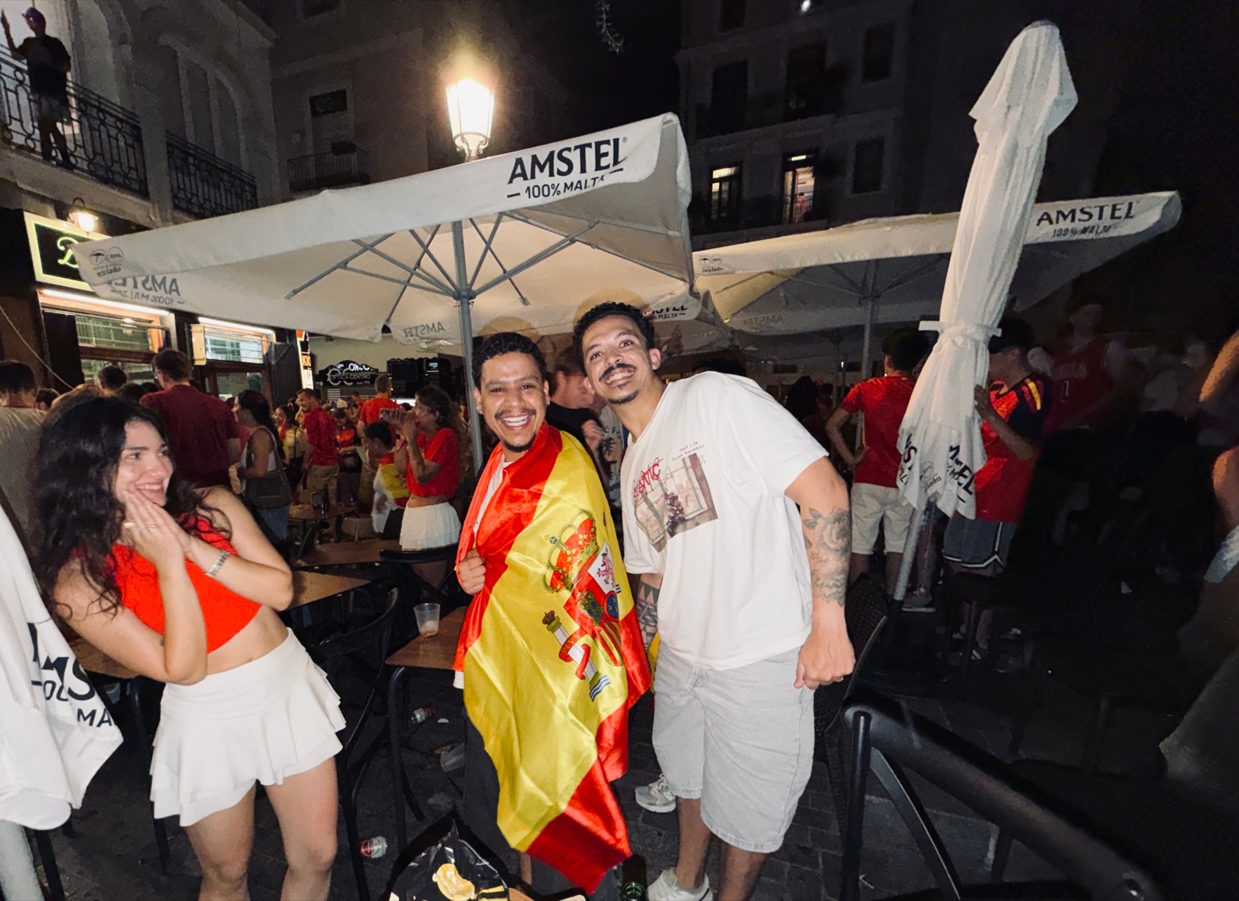 Marcus e Marcus comemorando na rua na Espanha